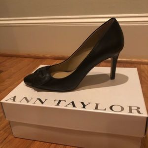 Ann Taylor Brogan bow pump size 6